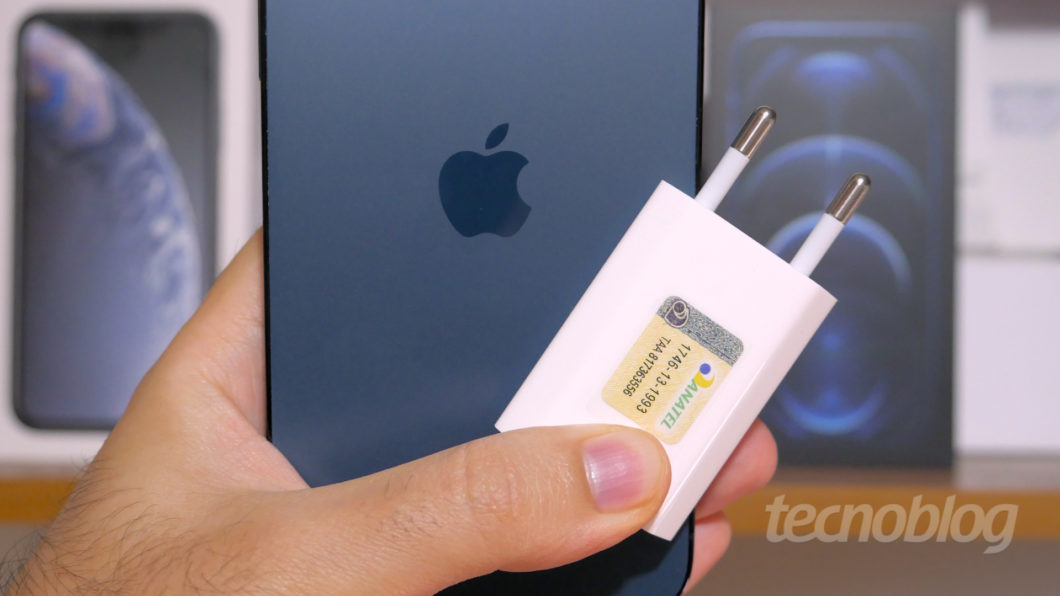 Apple e Samsung são multadas por vender celular sem o carregador (Imagem: Paulo Higa/Tecnoblog)