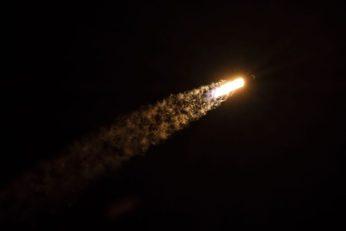 Lançamento do Falcon 9 com satélites Starlink (imagem: Twitter/SpaceX)