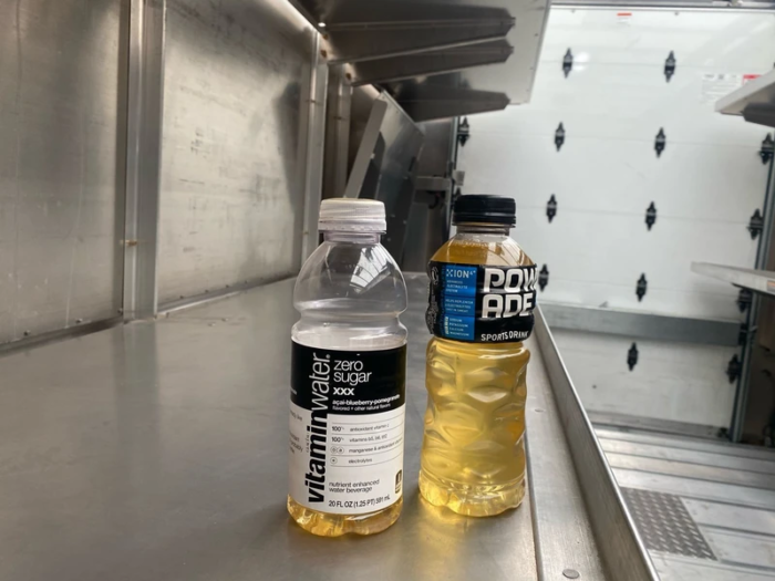 Supostas garrafas com urina usada por motorista da Amazon (Imagem: Reprodução/Motherboard)