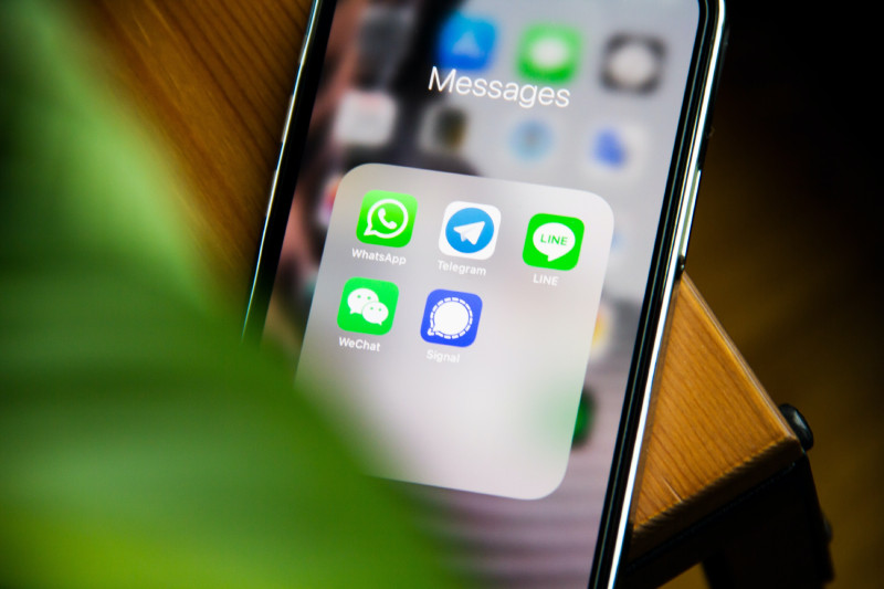 Telegram e Signal: quantidade de downloads aumenta durante a queda do WhatsApp no começo da semana (Imagem: Adem AY / Unsplash)