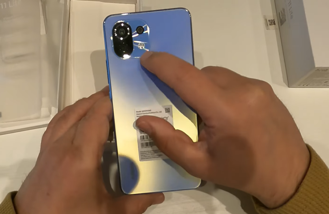 Xiaomi Mi 11 Lite 4G aparece em vídeo de unboxing antes do lançamento (Imagem: Reprodução/Gizmochina)