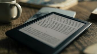 Como colocar um livro como descanso de tela no Kindle
