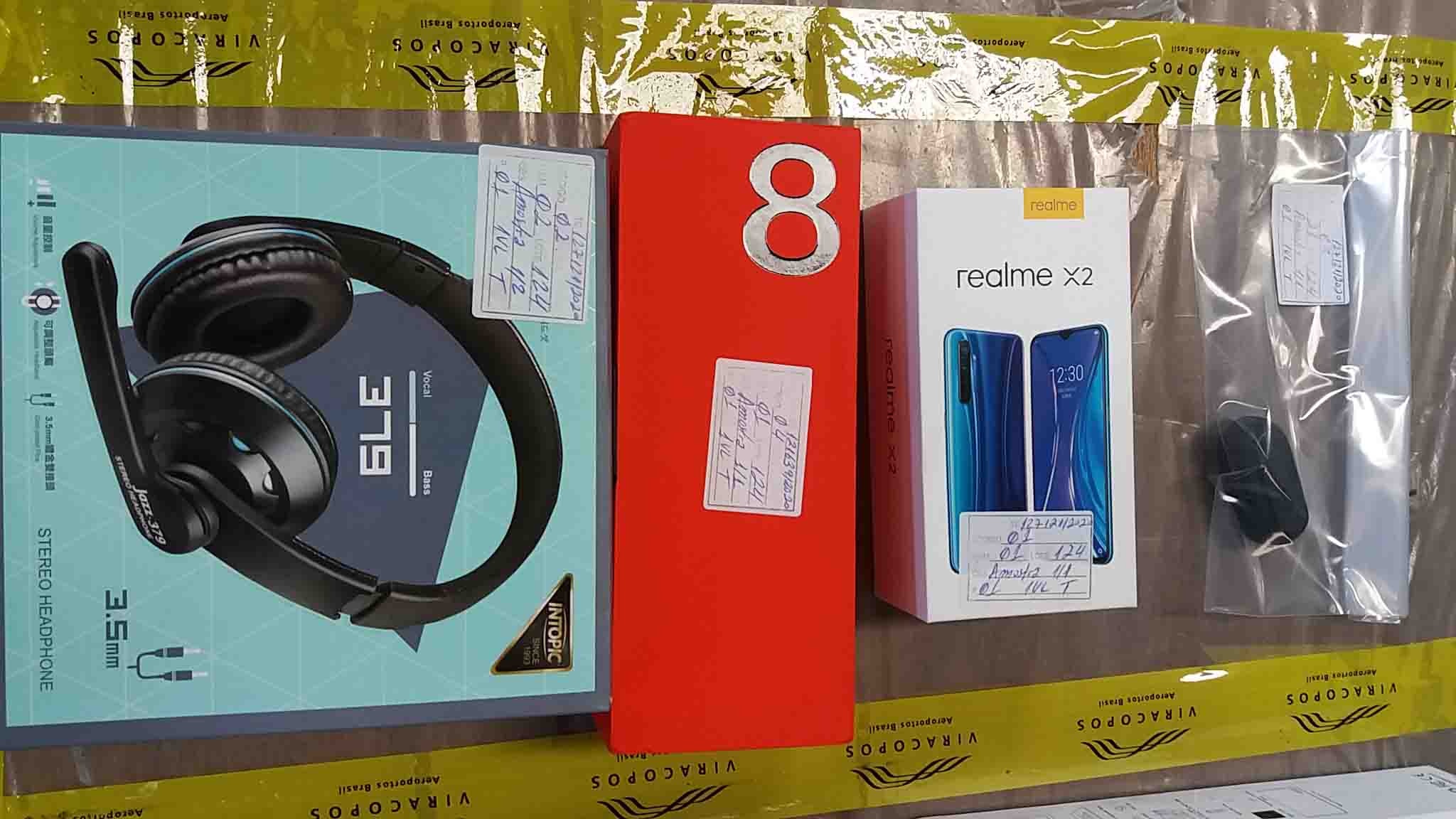 OnePlus 8 Pro, Realme X2 e fones de ouvido (Imagem: Divulgação / RFB)