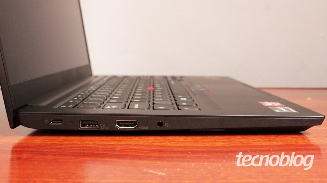 Lateral esquerda do ThinkPad E14 (imagem: Emerson Alecrim/Tecnoblog)