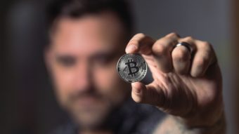 Homem que diz ter inventado bitcoin processa site por violar direito autoral