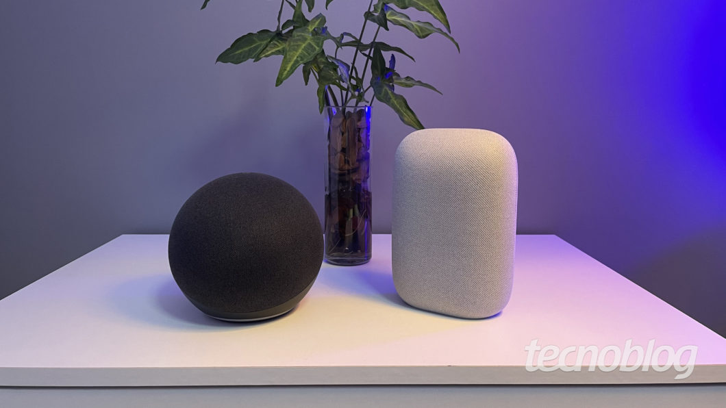 Amazon Echo (Alexa) e Google Nest Audio (Google Assistente (Imagem: Darlan Helder/Tecnoblog)