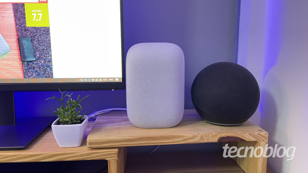 Amazon Echo (Alexa) e Google Nest Audio (Google Assistente (Imagem: Darlan Helder/Tecnoblog)