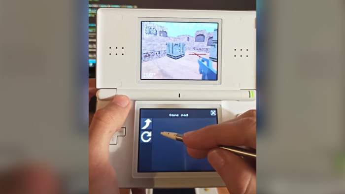 Counter-Strike rodando no Nintendo DS Lite (Imagem: Reprodução/YouTube Fewnity)