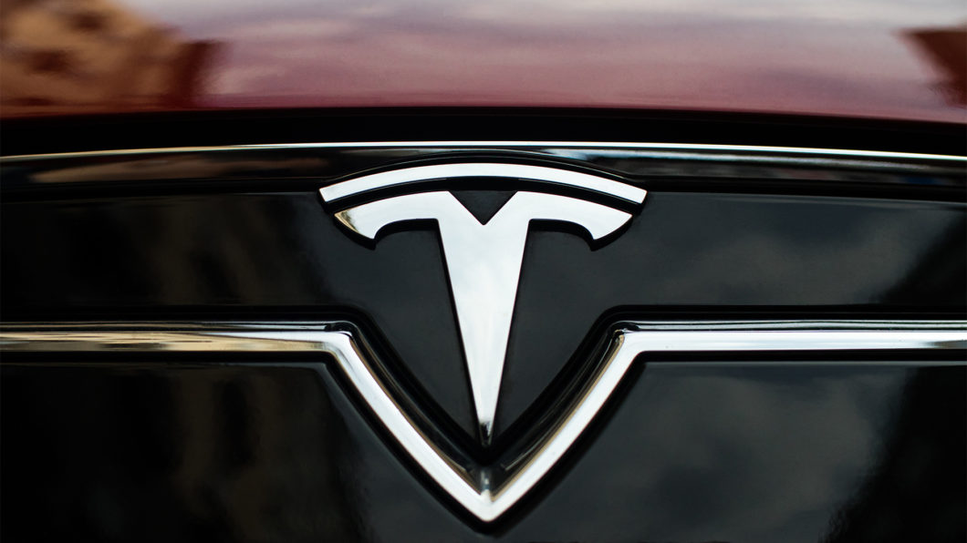 Logo da montadora de carros autônomos Tesla (Imagem: Ivan Radic/Flickr)