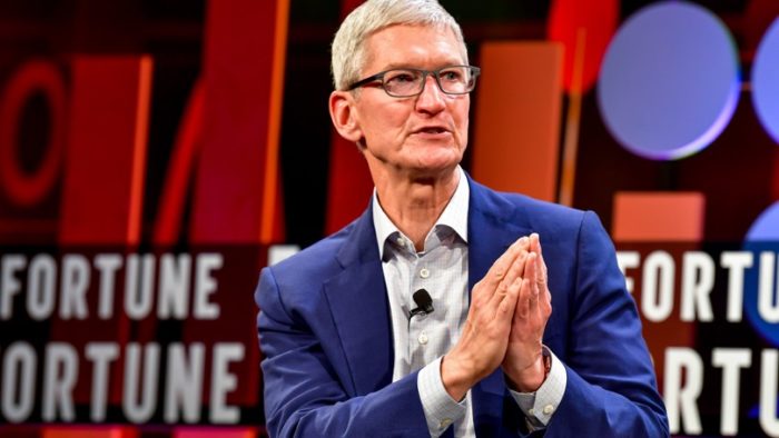 Tim Cook defende relação entre Apple e China que pode expor usuários
