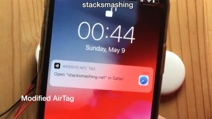 Pesquisador altera link transmitido via NFC ao modificar software do Apple AirTag (Imagem: Reprodução/stacksmashing/Twitter)