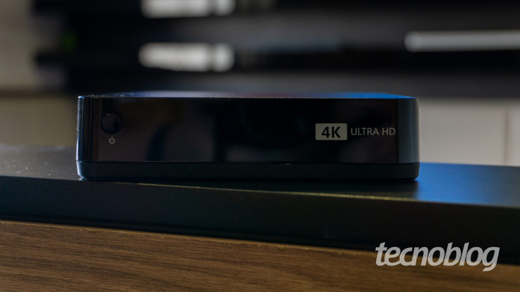 Parte frontal do Claro Box TV indica compatibilidade com 4K (Imagem: Lucas Braga/Tecnoblog)