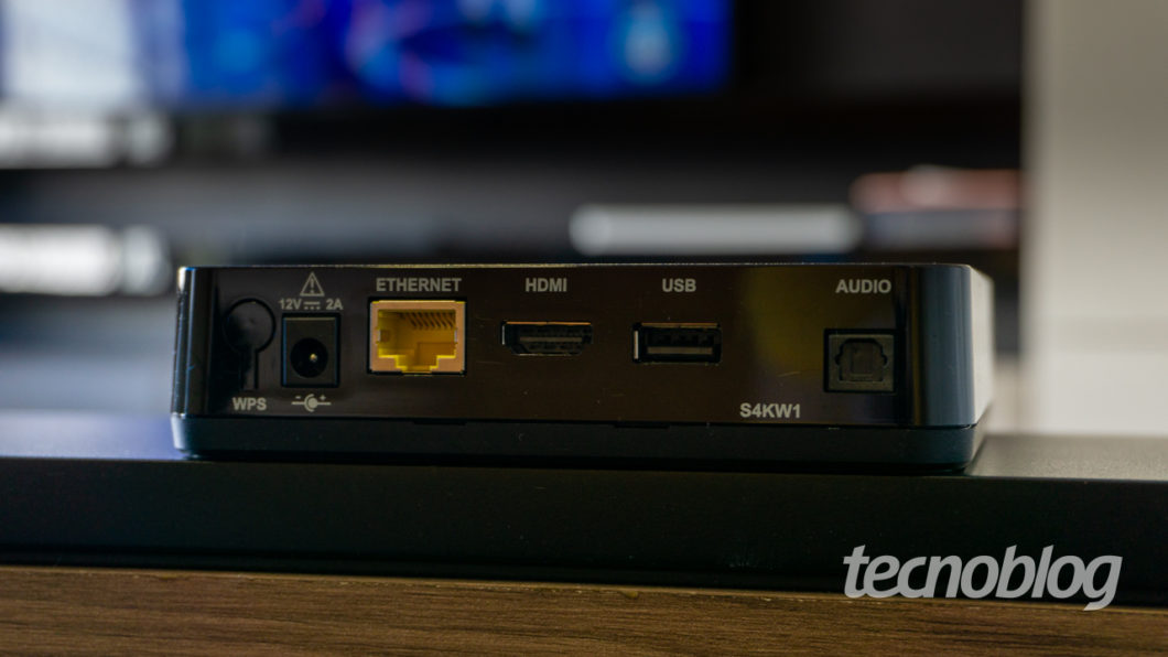 Parte traseira do Claro Box TV tem porta de rede, HDMI, USB e botão WPS (Imagem: Lucas Braga/Tecnoblog)