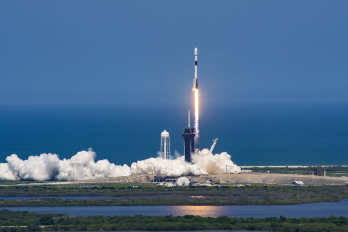 Falcon 9 em lançamento de satélites Starlink (imagem: divulgação/SpaceX)