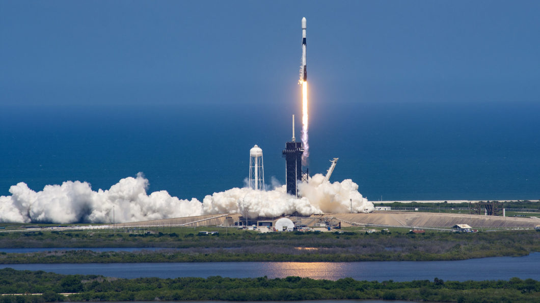 Falcon 9, da SpaceX, em lançamento de satélites Starlink (Imagem: divulgação/SpaceX)