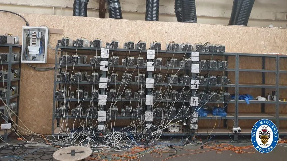 Polícia britânica fecha oepração de mineração de bitcoin que roubava energia elétrica (Imagem: Reprodução/ West Midlands Police)
