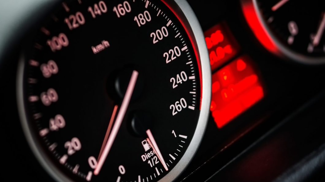 As unidades de velocidade mais conhecidas são km/h e m/s. Veja como convertê-las (Imagem: Pixabay / Pexels)