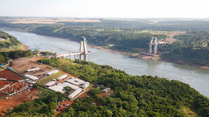 A usina de Itaipu enfrentou a pior estiagem da história em 2020 (Imagem: Alan Santos-PR/Flickr)