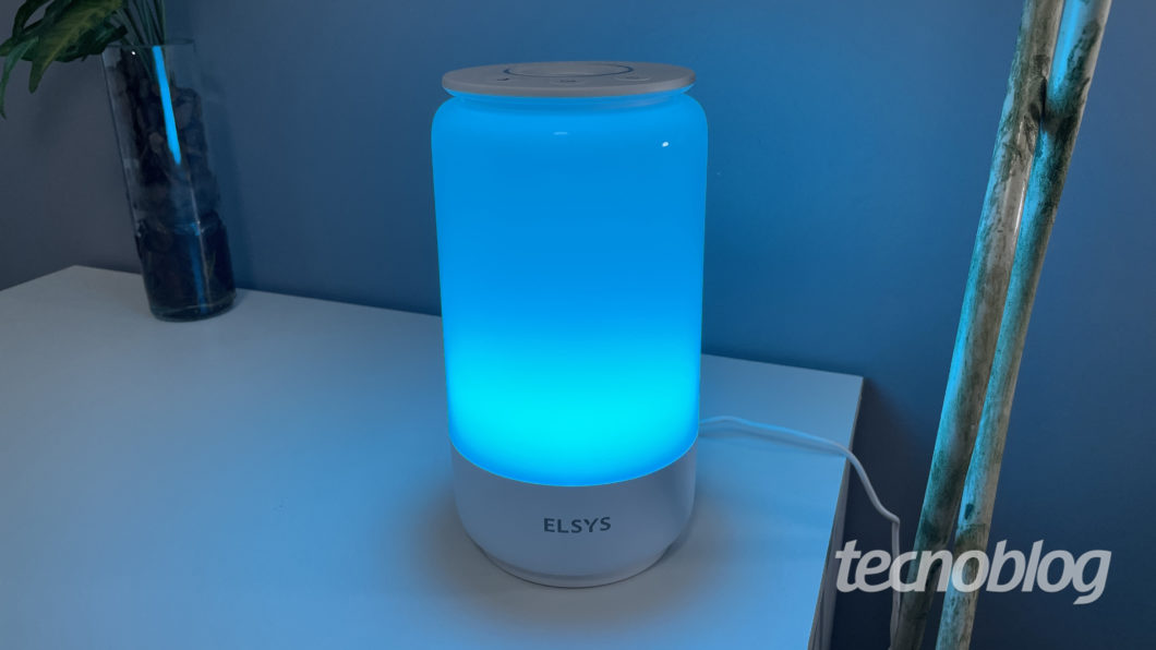 Luminária inteligente Elsys (Imagem: Darlan Helder/Tecnoblog)