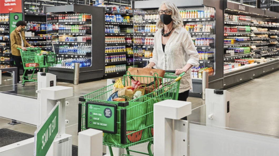Amazon implementou em seus supermercados a tecnologia Just Walk Out (Imagem: Divulgação/Amazon)