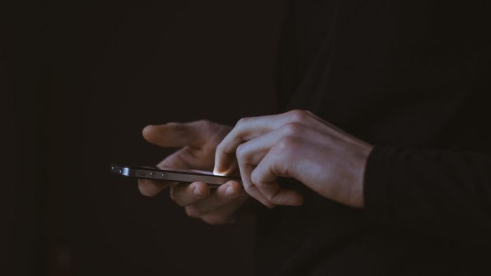 Celulares roubados são porta para fraudes financeiras (Imagem: Gilles Lambert/Unsplash)