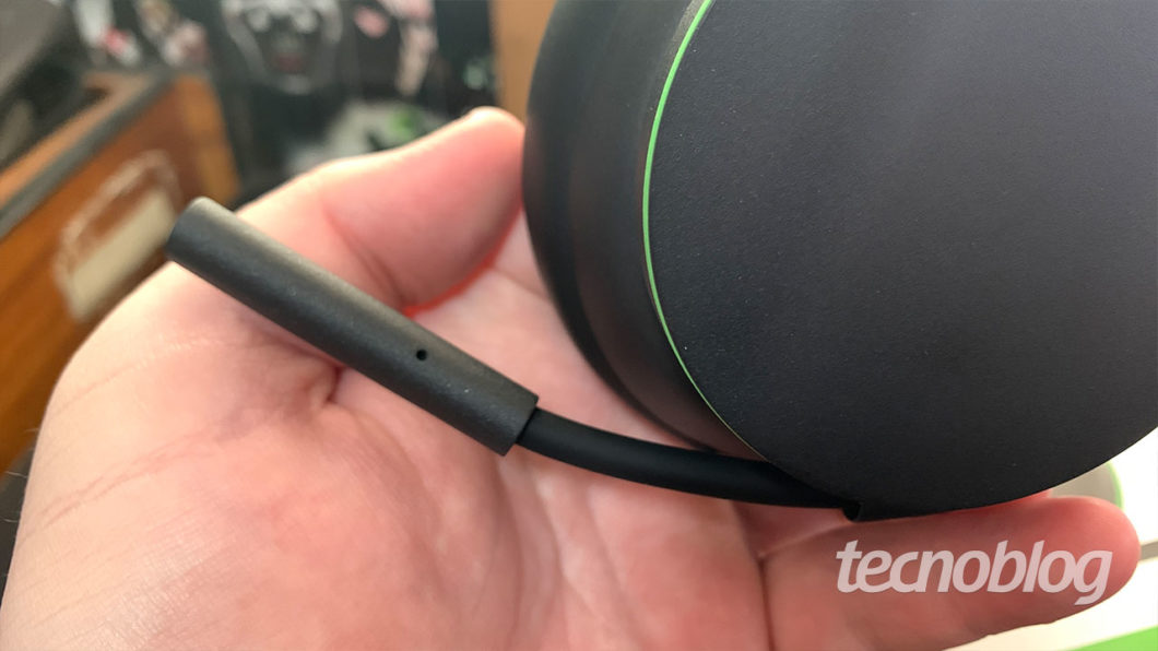 Headset Sem Fio Xbox apresenta um bom microfone, apesar de externo (Imagem: Felipe Vinha/Tecnoblog)