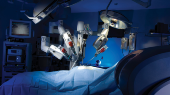 Cirurgias com robôs demoram mais e não são mais seguras, dizem pesquisas