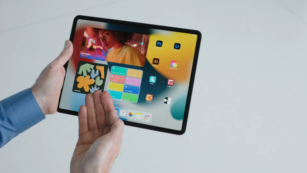 iPadOS 15 terá widgets e telas de início customizáveis (Imagem: Reprodução/YouTube Apple)