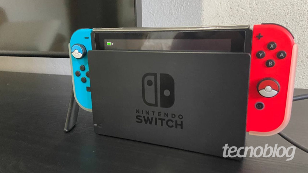 Nintendo Switch encaixado na dock (Imagem: Murilo Tunholi/Tecnoblog)