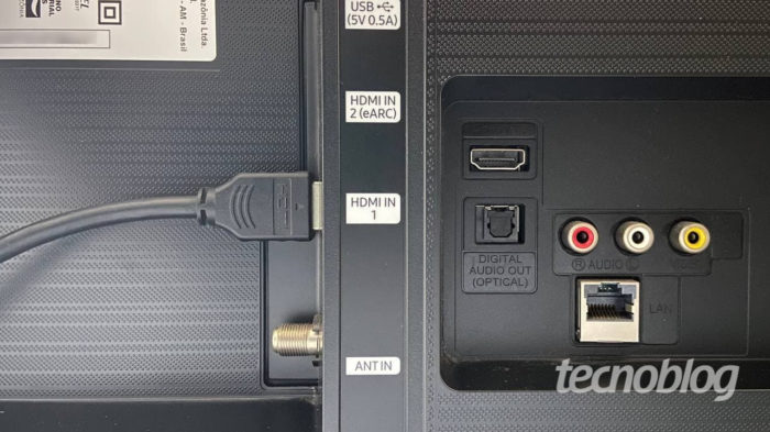 Cabo HDMI do Switch na TV (Imagem: Murilo Tunholi/Tecnoblog)