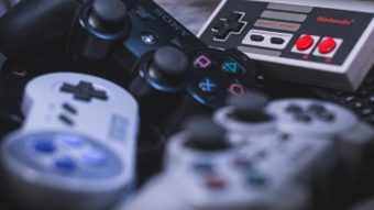 Como comprar controles para consoles de videogame antigos