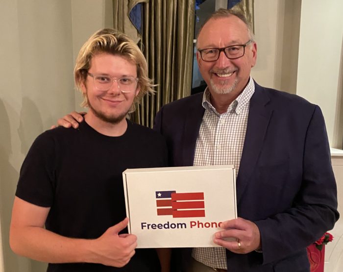 Erik Finman e Saul Anuzis com o Freedom Phone (Imagem: Reprodução / Twitter)