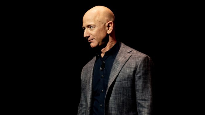 Bezos provoca Musk sobre possível influência da China após compra do Twitter