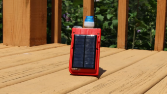 Game Boy Pocket é modificado com painel solar e bateria recarregável