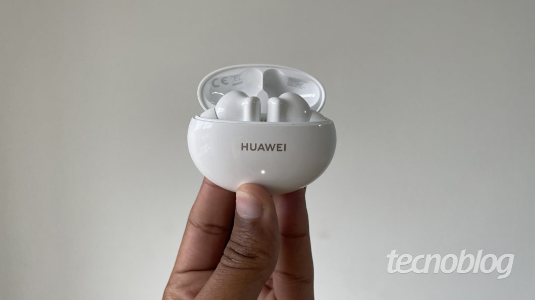 Huawei Freebuds 4i (Imagem: Darlan Helder/Tecnoblog)