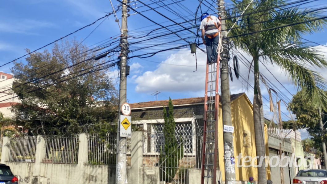 Técnicos da Oi expandindo rede de fibra óptica em Belo Horizonte.