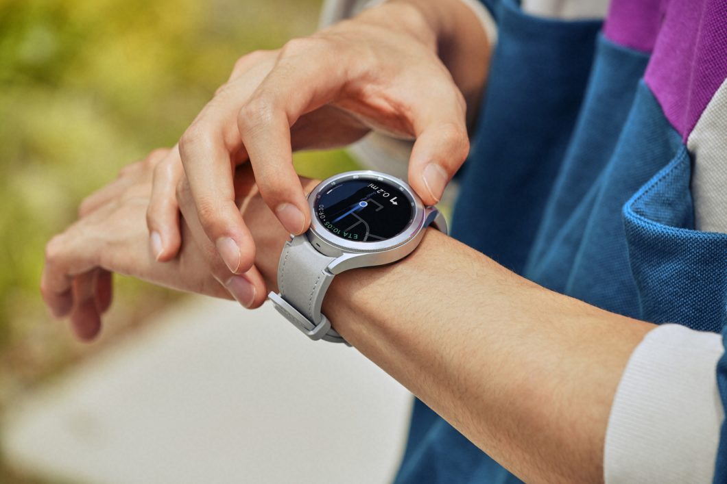 Samsung Galaxy Watch 4 Classic possui coroa giratória como Watch 3 (Imagem: Divulgação/Samsung)