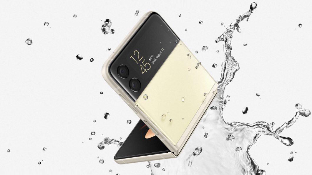Galaxy Z Flip 3 é resistente a água (Imagem: Divulgação / Samsung)