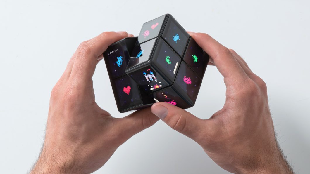 WOWCube é um cubo mágico eletrônico com 24 telas que roda videogames