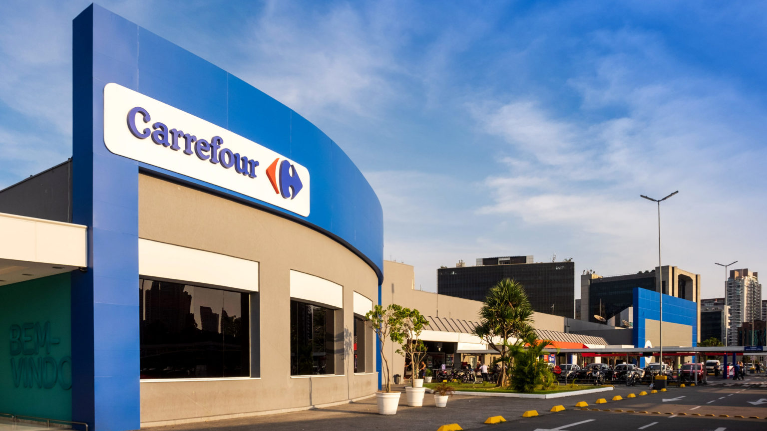 Carrefour vai vender de smartphones a itens de mercearia na Amazon