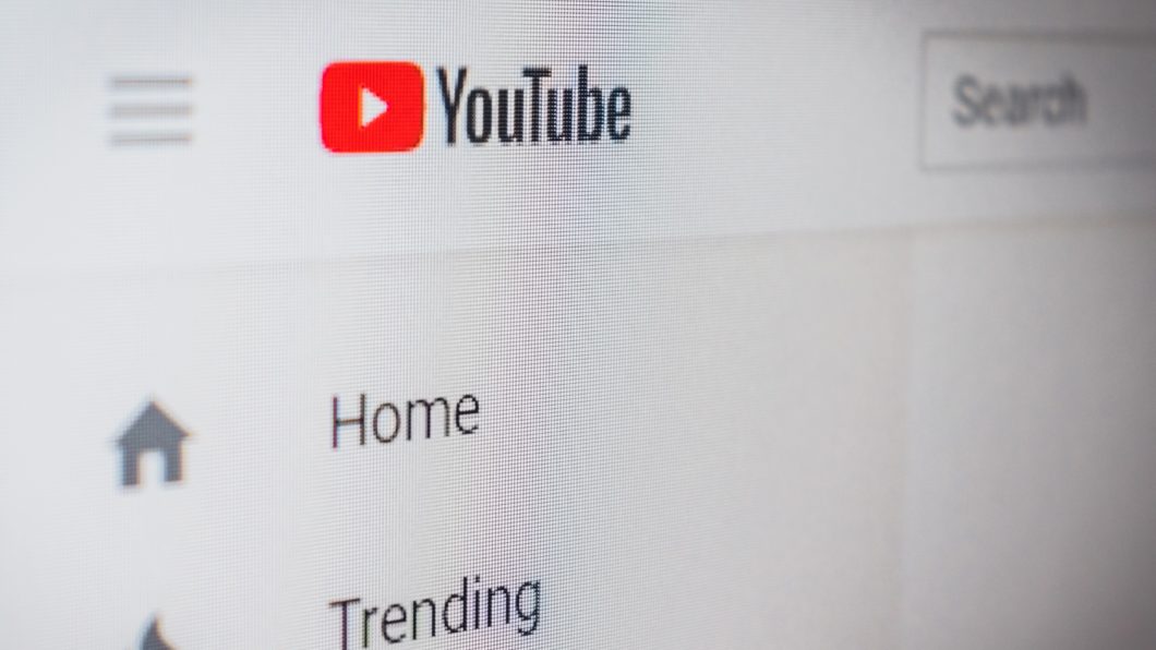 Regras do YouTube contra desinformação passam a valer para todas as vacinas