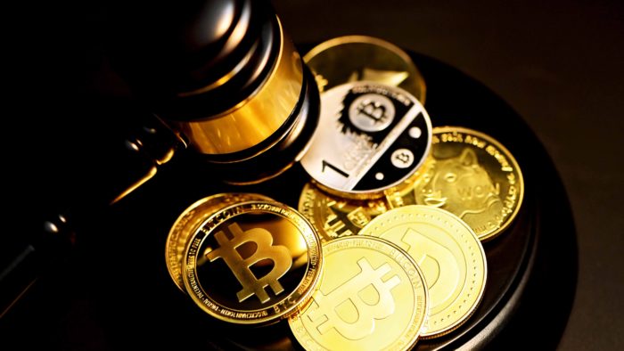 Suspeito de fraude teria roubado conta de idoso no Itaú e comprado bitcoins no Mercado Bitcoin (Imagem: Executium/ Unsplash)