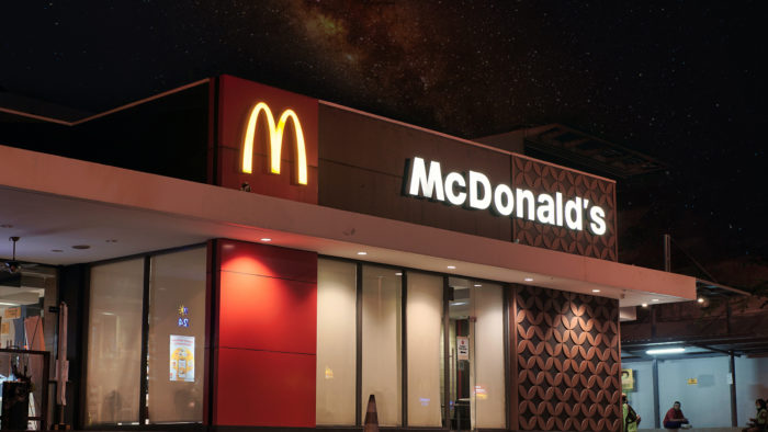 Restaurante do McDonald’s (Imagem: Visual Karsa/Unsplash)