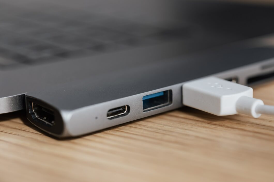 Saiba a diferença entre USB 2.0 e USB 3.0 (Imagem: Karolina Grabowska/Pexels)