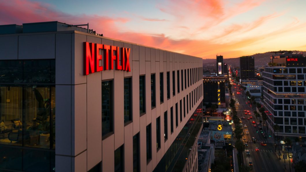 Letreiro da Netflix em prédio (Imagem: Cameron Venti/Unsplash)