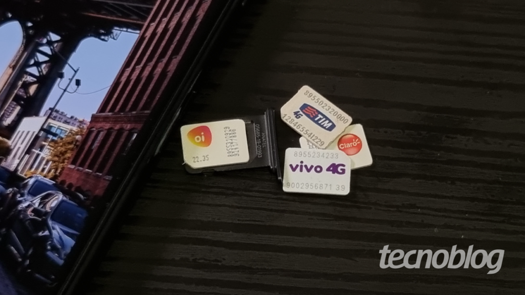 Chips da Claro, Oi, TIM e Vivo (Imagem: Lucas Braga / Tecnoblog)