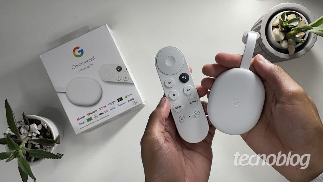 Atual Chromecast com Google TV (imagem: Darlan Helder/Tecnoblog)