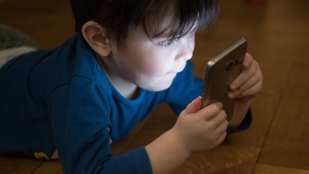 Criança usando smartphone