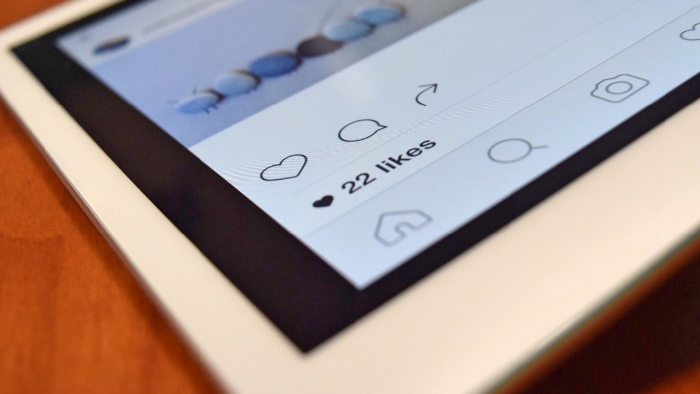 dispositivo com o instagram aberto com foco nos likes