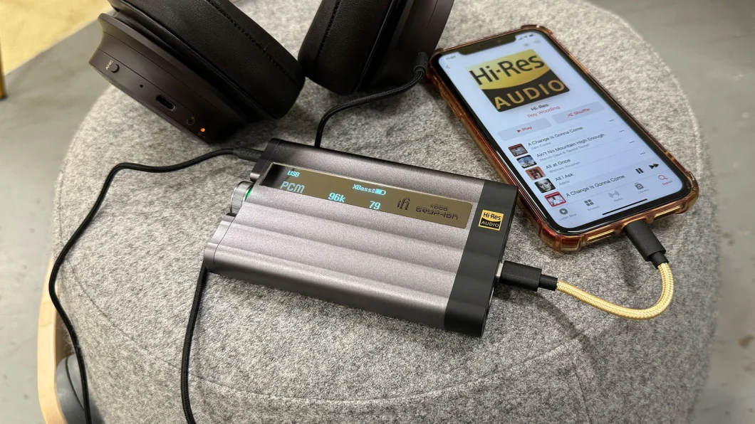 Conversor/DAC conectado ao celular e fones para aproveitar o áudio Hi-Res com máxima qualidade